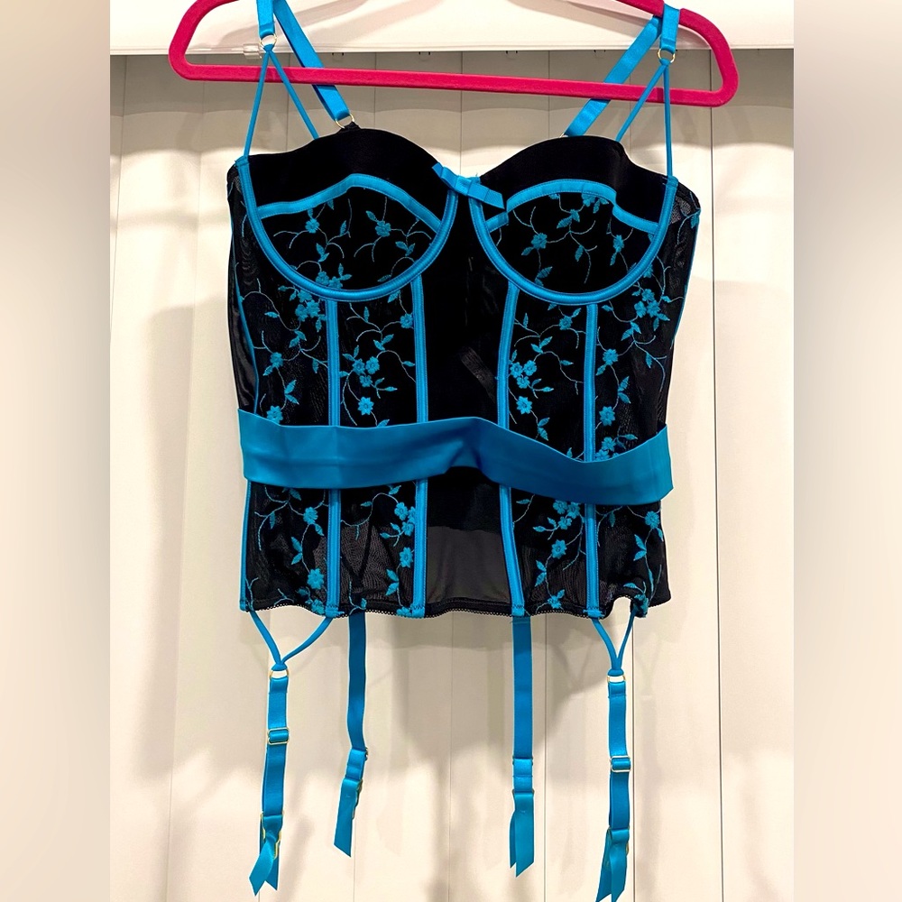 Corset/bustier with adjustable shoulder and garter straps